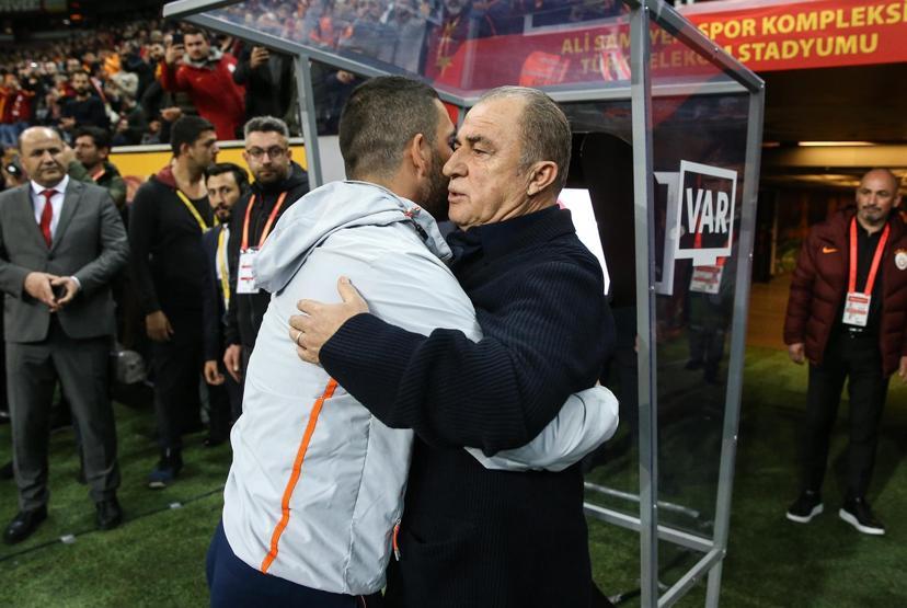 Arda Turan Fatih Terimin elini öptü