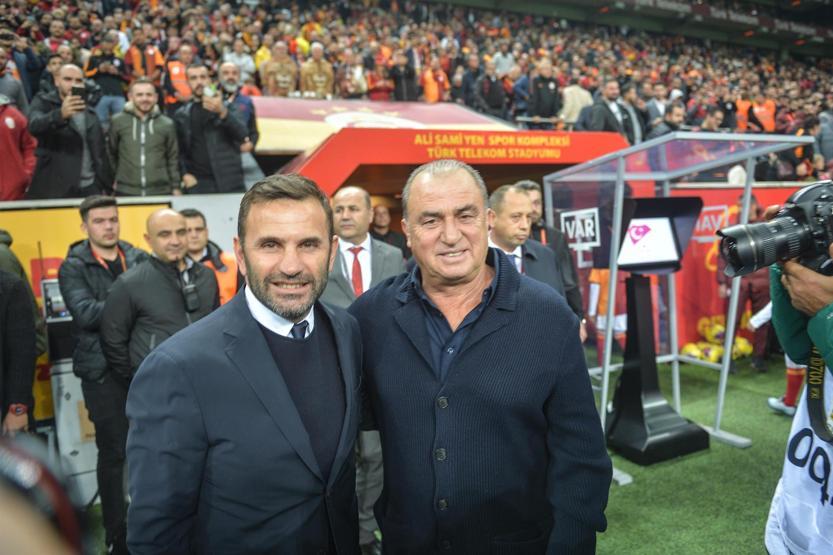 Arda Turan Fatih Terimin elini öptü