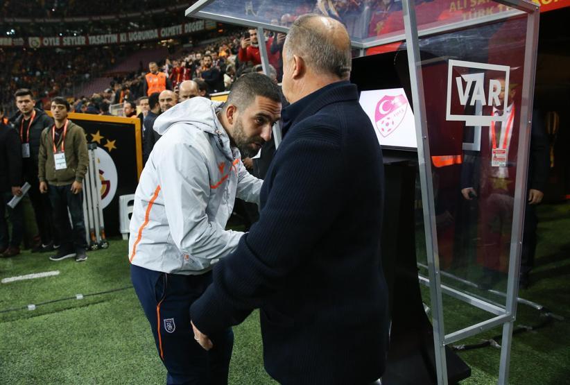 Arda Turan Fatih Terimin elini öptü