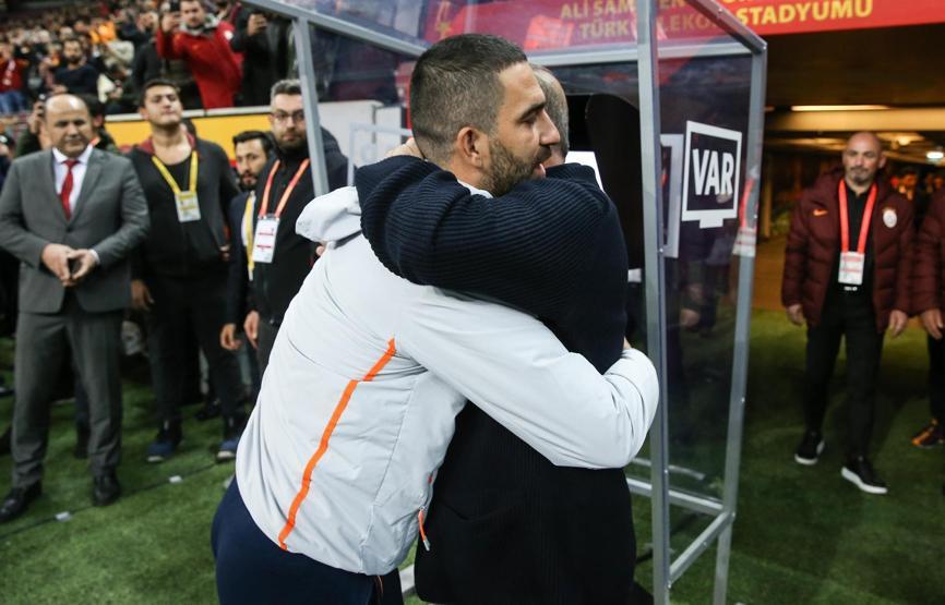 Arda Turan Fatih Terimin elini öptü