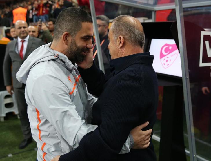 Arda Turan Fatih Terimin elini öptü