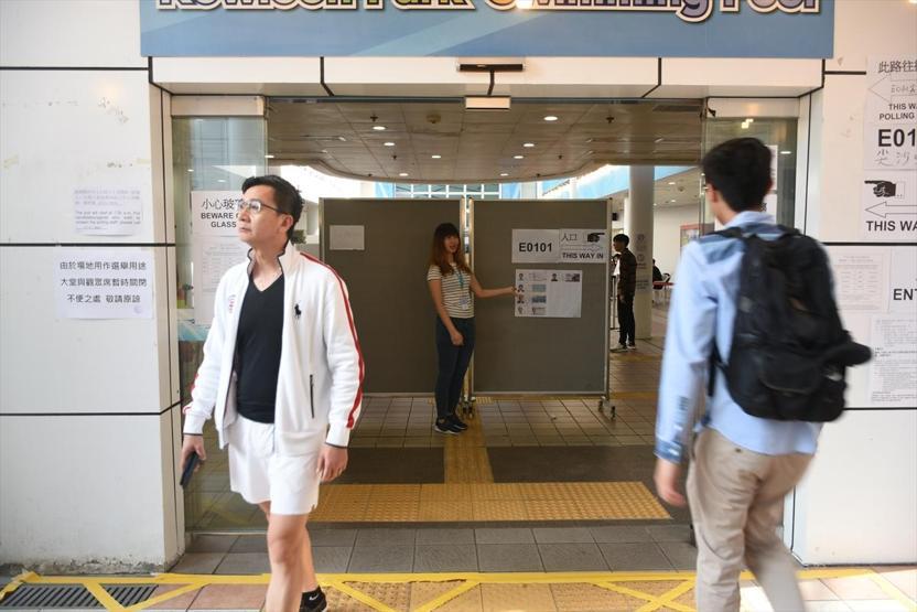 Protestoların dinmediği Hong Kongda halk yerel seçim için sandık başında