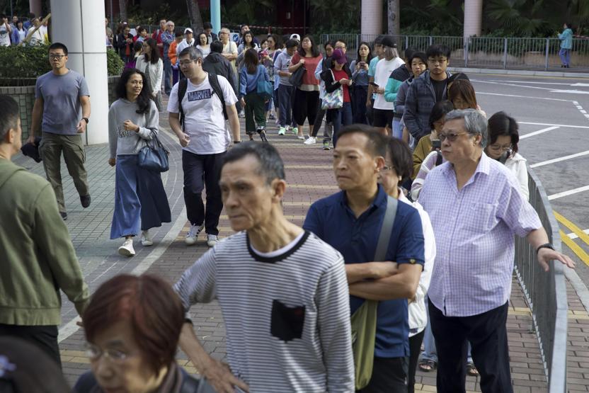 Protestoların dinmediği Hong Kongda halk yerel seçim için sandık başında