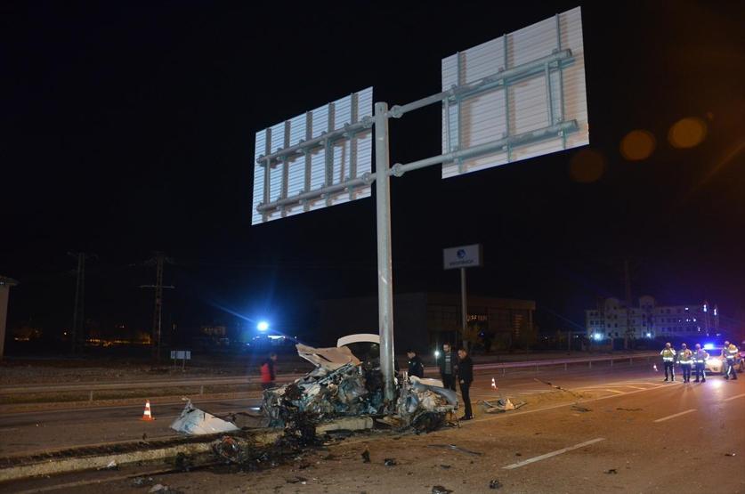 Karamanda yön levhasına çarpan otomobilin sürücüsü yaralandı
