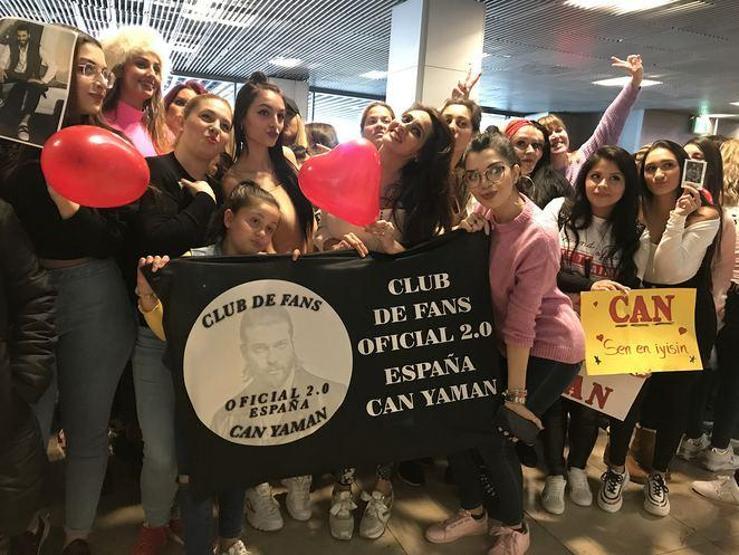 Hayranları Can Yamanın evinin önünde 7 saat beklediler