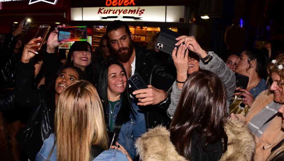 Hayranları Can Yamanın evinin önünde 7 saat beklediler