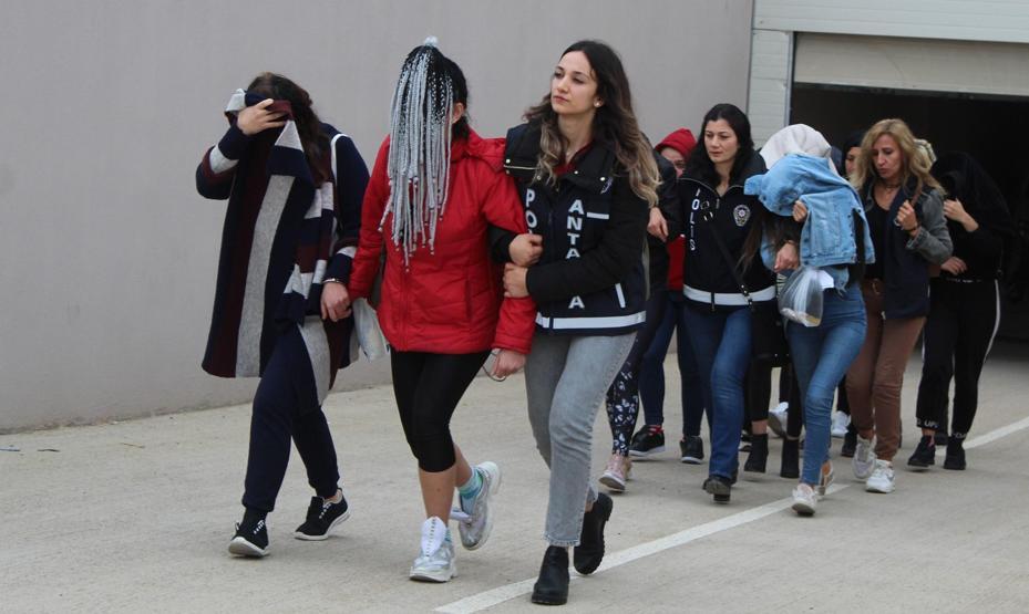 Antalya’da jigolo yapma vaadiyle dolandırıcılık: 19 gözaltı