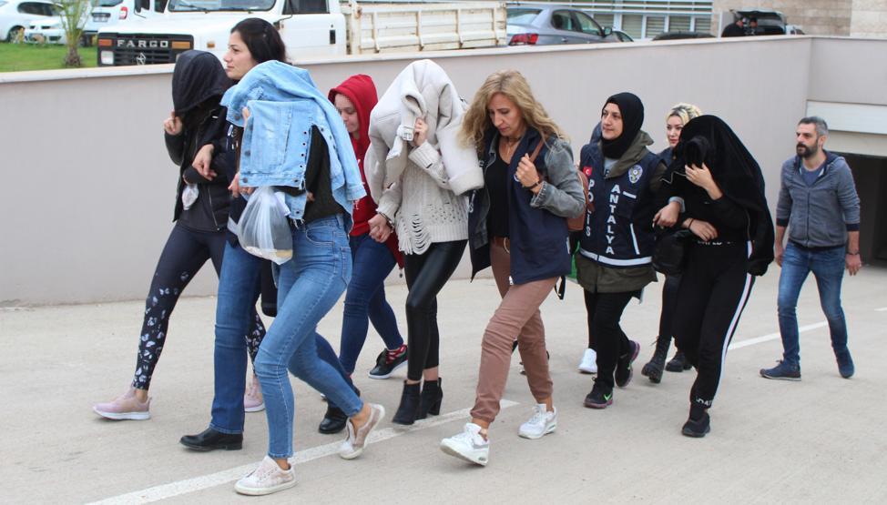 Antalya’da jigolo yapma vaadiyle dolandırıcılık: 19 gözaltı