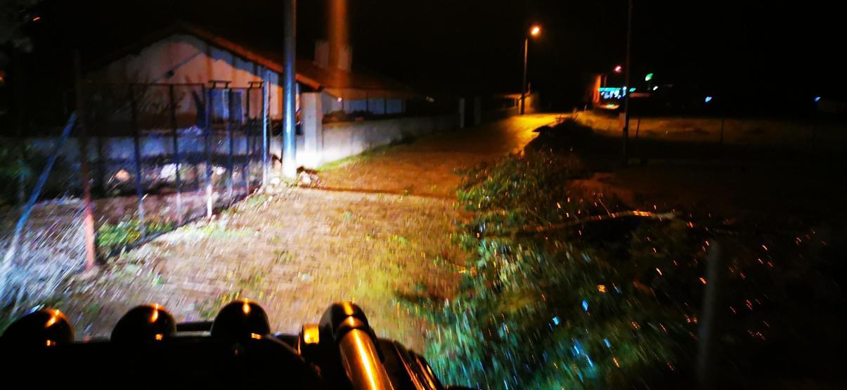 Marmariste fırtına Evler, bahçeler sular altında kaldı