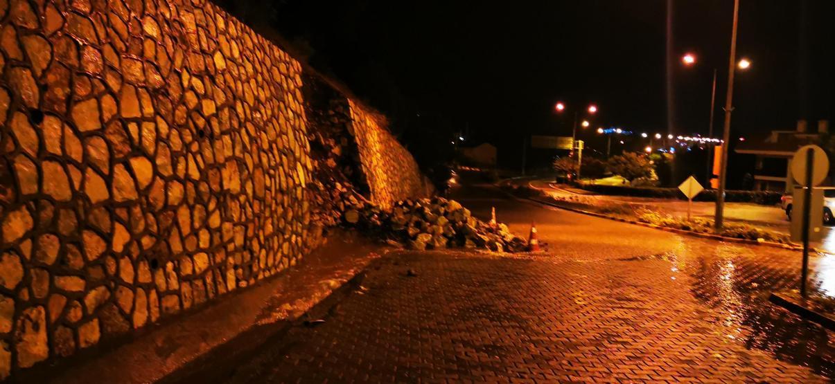 Marmariste fırtına Evler, bahçeler sular altında kaldı