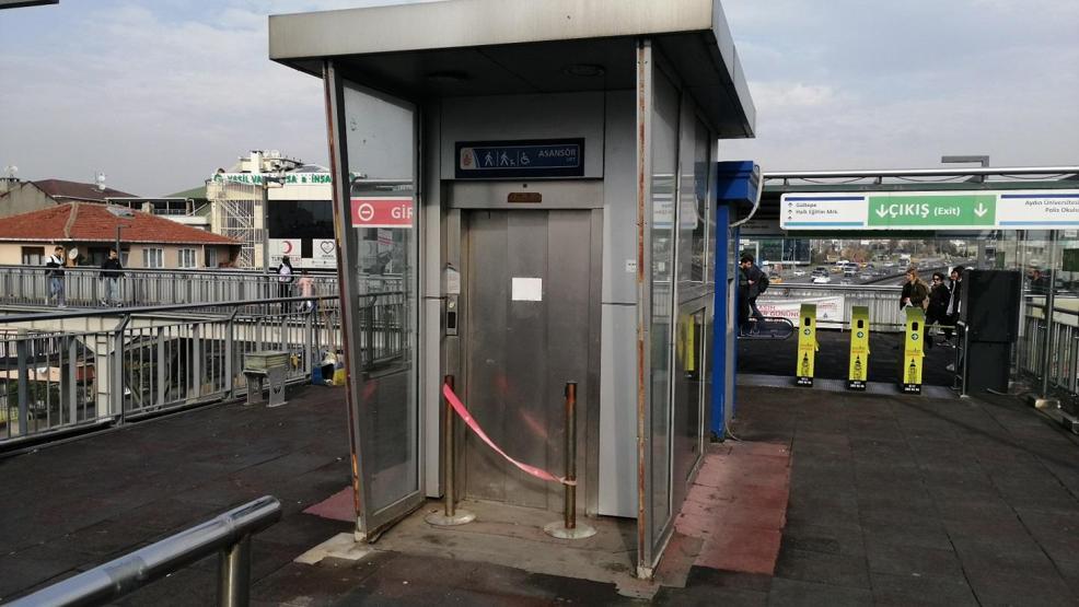 Metrobüs durağında şaşırtan asansör