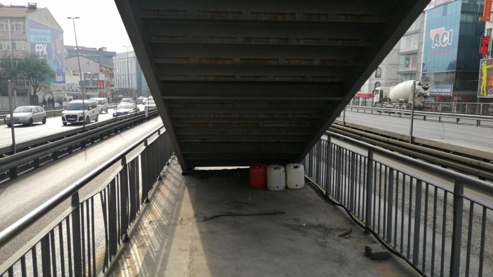 Metrobüs durağında şaşırtan asansör