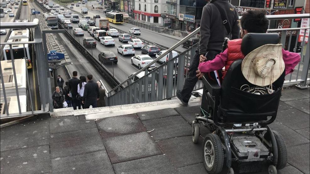 Metrobüs durağında şaşırtan asansör