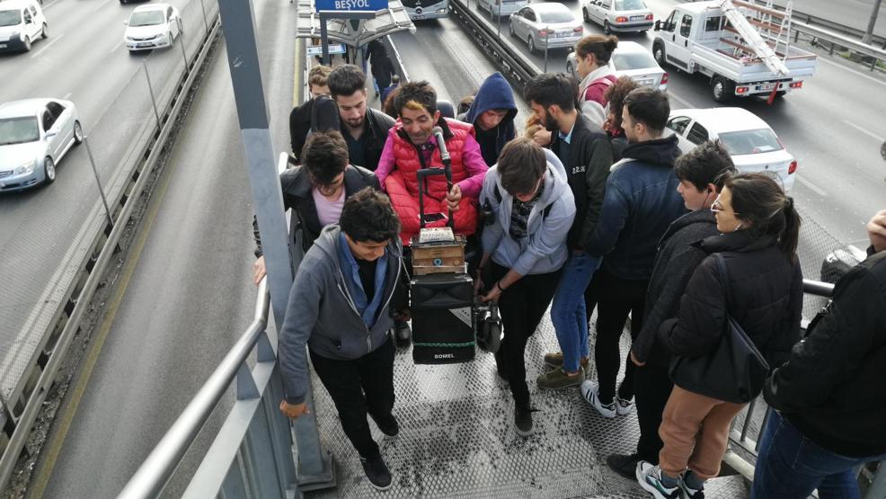 Metrobüs durağında şaşırtan asansör