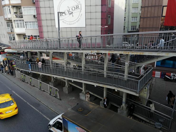 Metrobüs durağında şaşırtan asansör