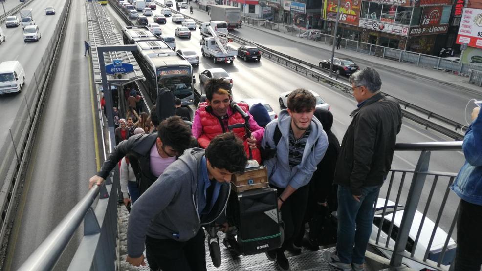 Metrobüs durağında şaşırtan asansör