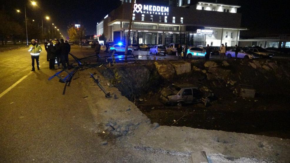 Hiçbir şeyi umursamadan altınlarını aradı