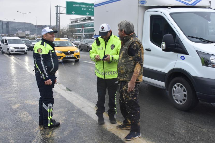 Hafriyat kamyondaki toprak aracın üzerine döküldü