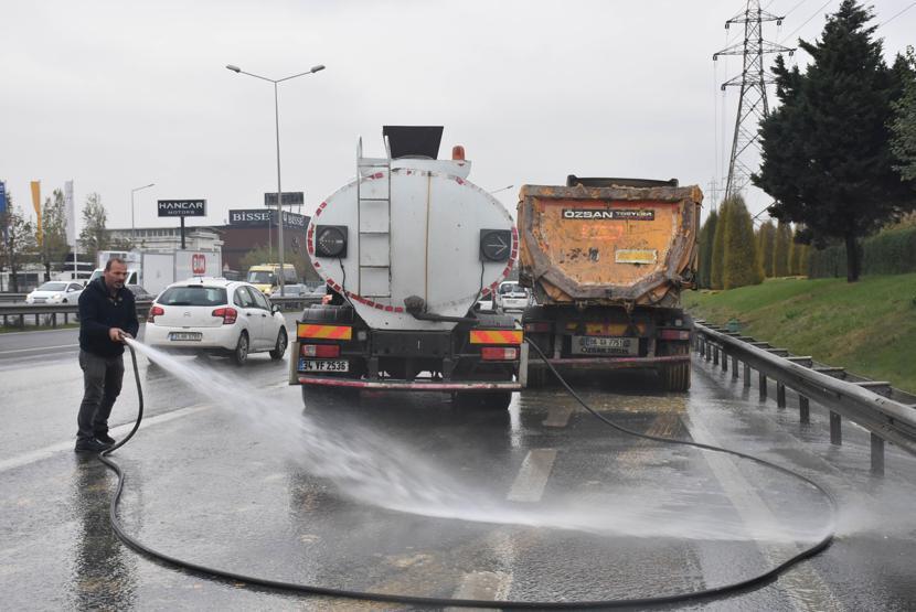 Hafriyat kamyondaki toprak aracın üzerine döküldü
