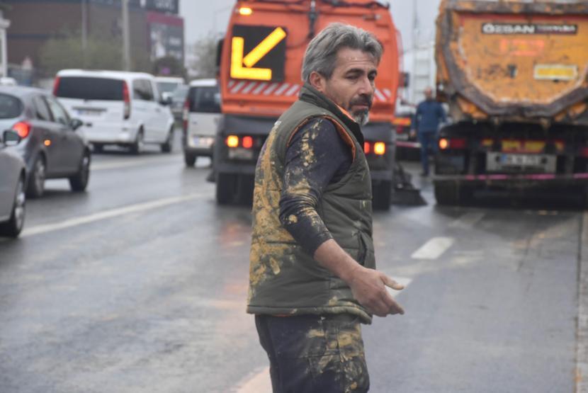 Hafriyat kamyondaki toprak aracın üzerine döküldü