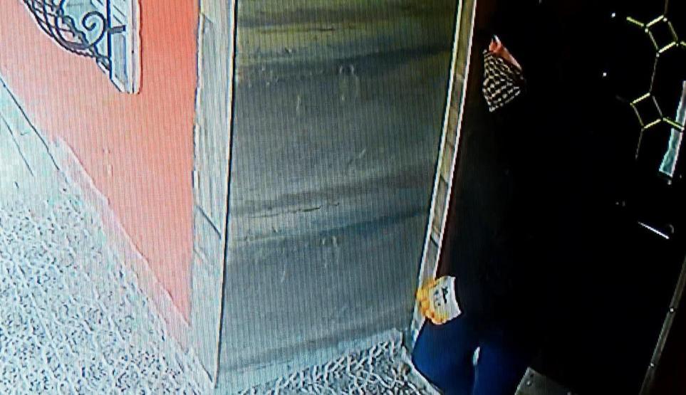 Zile basıp içeri girdi, altınları çaldı