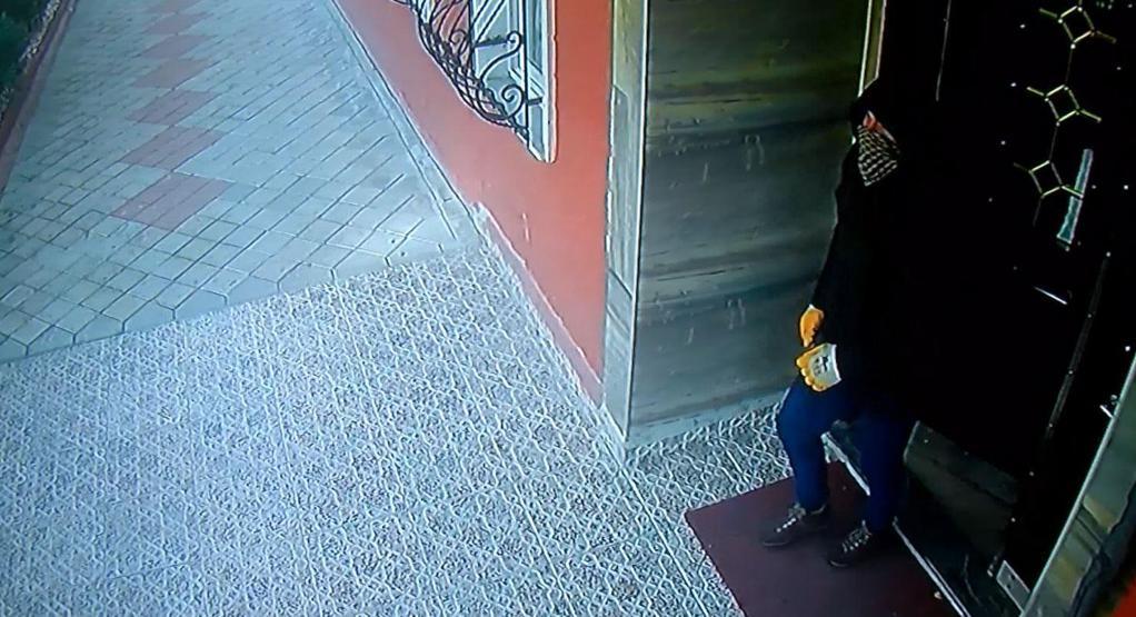 Zile basıp içeri girdi, altınları çaldı