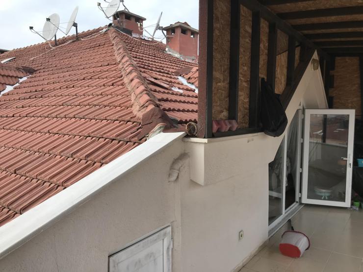 Zile basıp içeri girdi, altınları çaldı