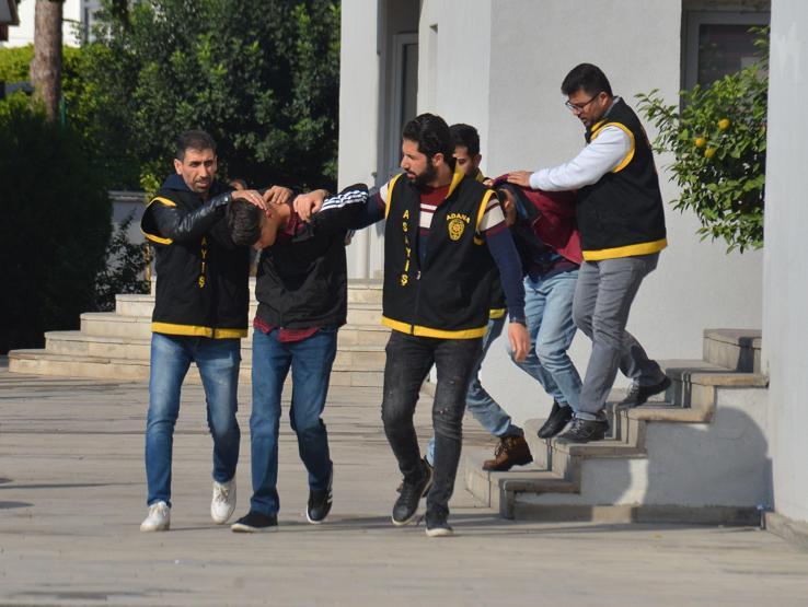 Kız arkadaşıyla görüntülü konuşmak için cep telefonu gasbetti