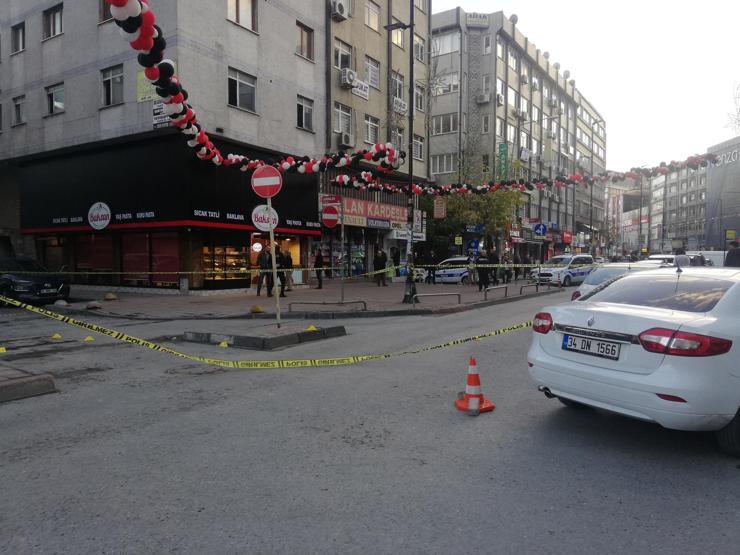 Sokak ortasında eniştesini öldürüp cesedinin başında bekledi