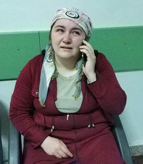 Çocuğu düşmekten son anda kurtardı