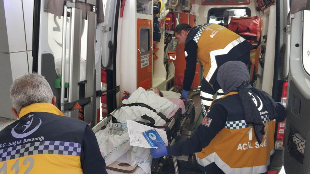 Çocuğu düşmekten son anda kurtardı