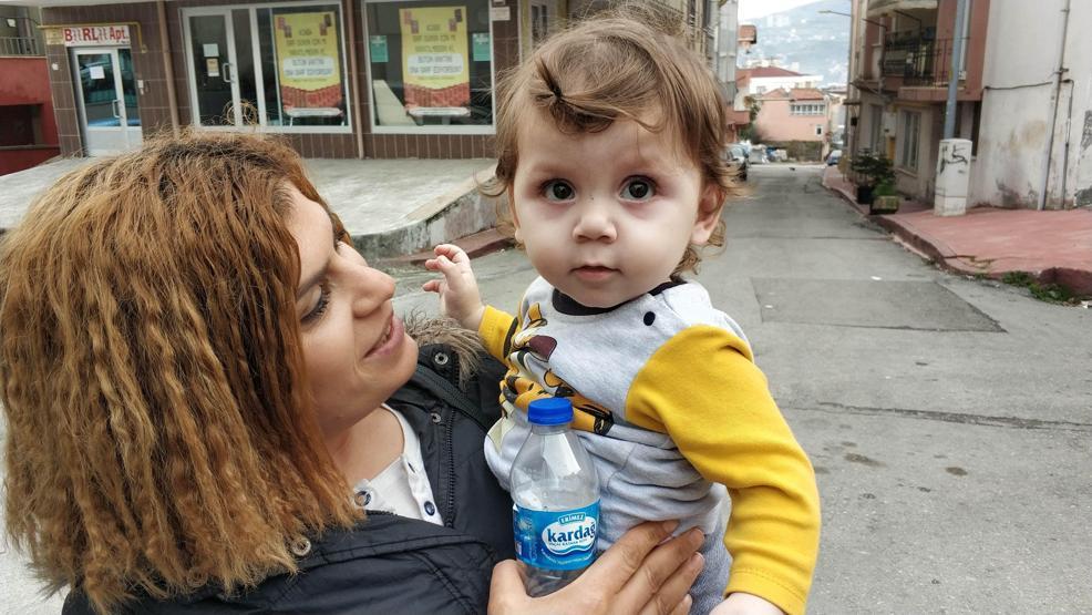 Çocuğu düşmekten son anda kurtardı