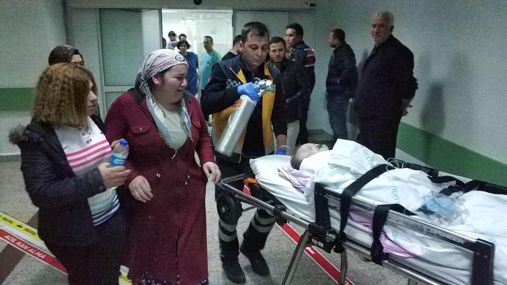 Çocuğu düşmekten son anda kurtardı