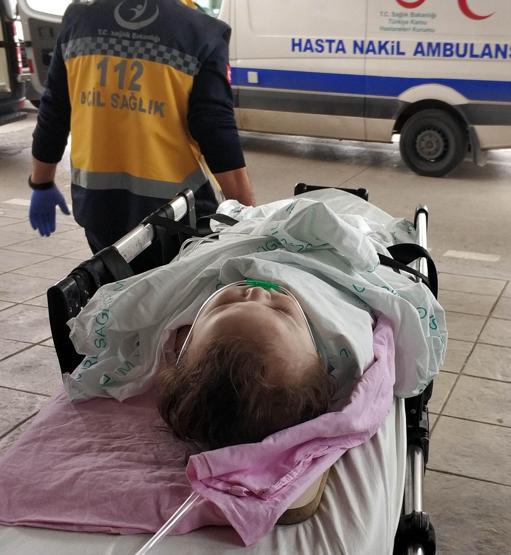 Çocuğu düşmekten son anda kurtardı