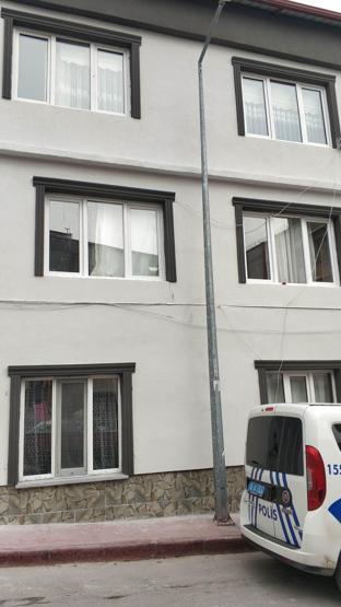 Çocuğu düşmekten son anda kurtardı