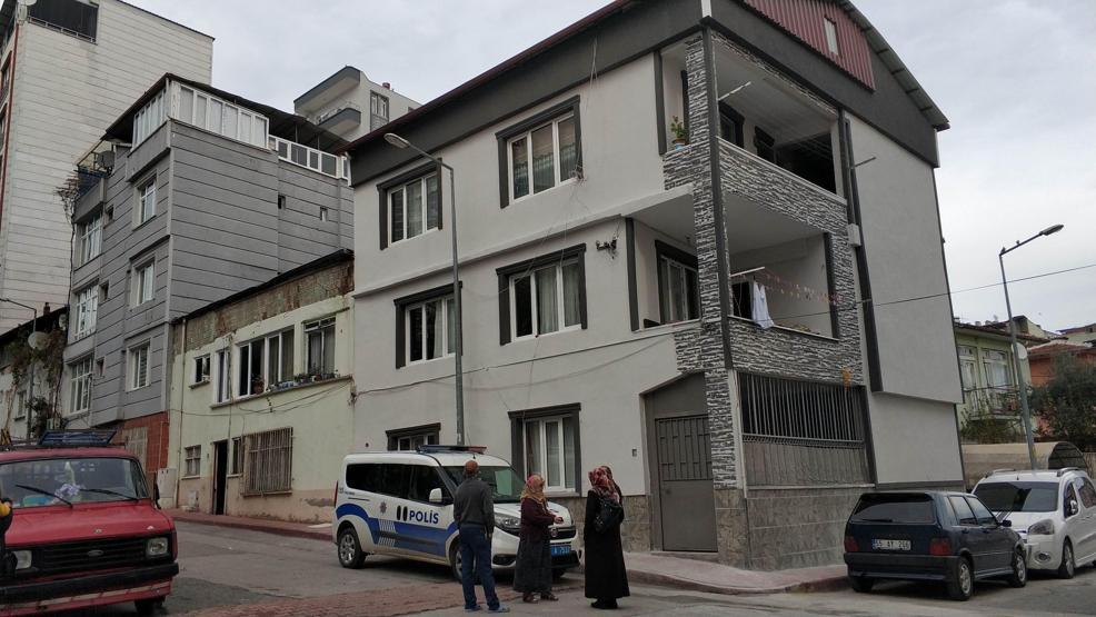 Çocuğu düşmekten son anda kurtardı