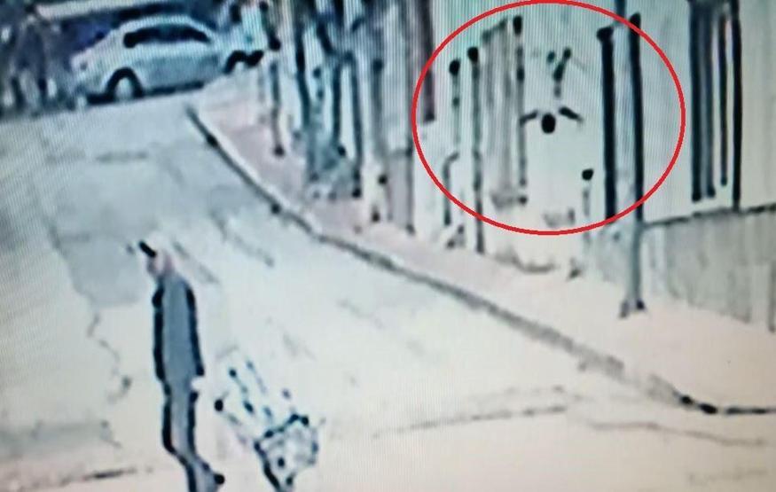 Çocuğu düşmekten son anda kurtardı
