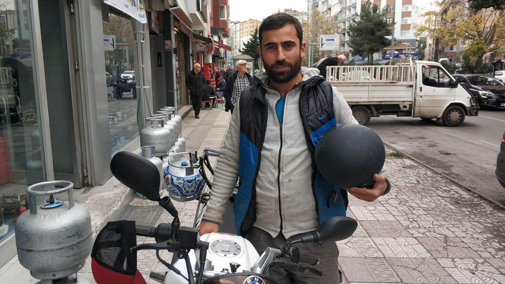 Çocuğu düşmekten son anda kurtardı