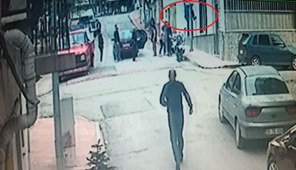 Çocuğu düşmekten son anda kurtardı