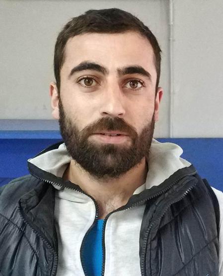 Çocuğu düşmekten son anda kurtardı