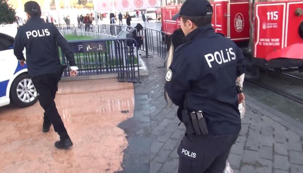 Alkollü genç kadın ortalığı birbirine kattı Fuhuş iddiası...