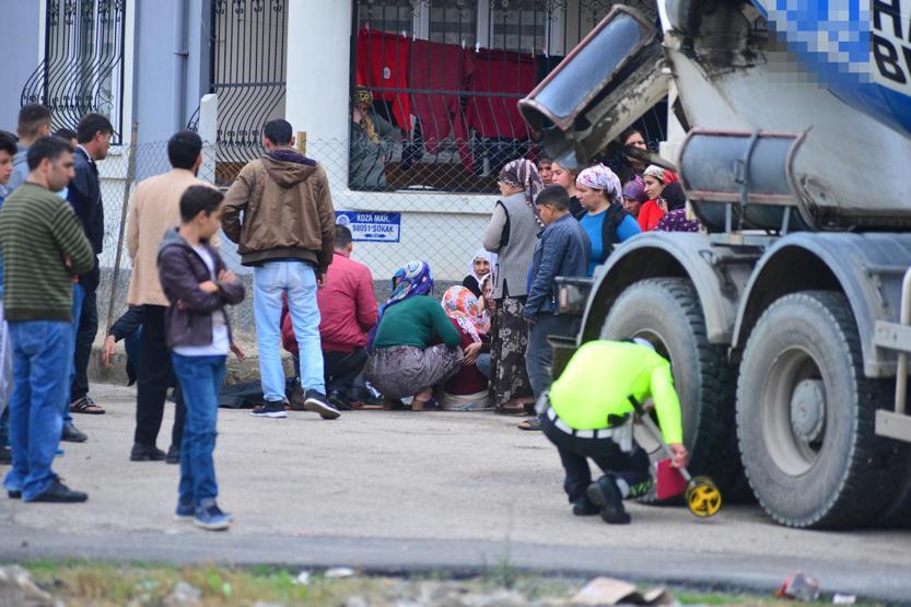 Adanada çok acı olay: Annesi giymediği kıyafetleri üzerine serdi