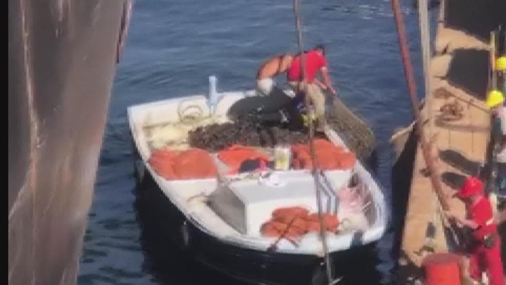 Sanayi bölgesindeki zehirli midyeleri toplarken böyle görüntülendiler