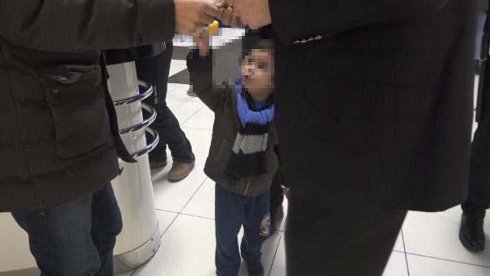 Çocuğunu AVMde bırakan anne zorla duruşmaya getirildi