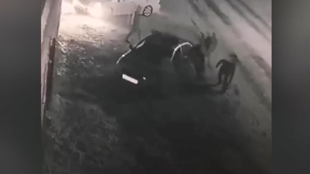 Ortalığı birbirine kattılar... Polis aracını devirip kaçtılar