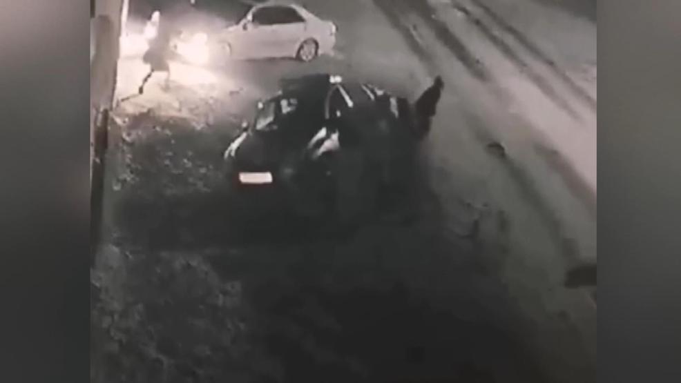 Ortalığı birbirine kattılar... Polis aracını devirip kaçtılar