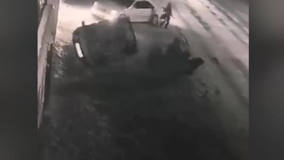 Ortalığı birbirine kattılar... Polis aracını devirip kaçtılar
