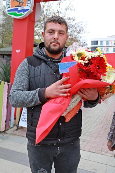 Çiçek dağıtarak yargılanmaktan kurtuldu
