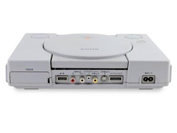 25. yıldönümüne özel PlayStation 1i parçalarına ayırdılar
