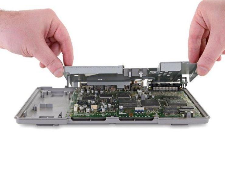 25. yıldönümüne özel PlayStation 1i parçalarına ayırdılar